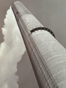 Chimenea de la fundición Paipote, Foto: Jack Ceitelis, "Chile Minero, Enami en la historia de la pequeña y mediana minería chilena"